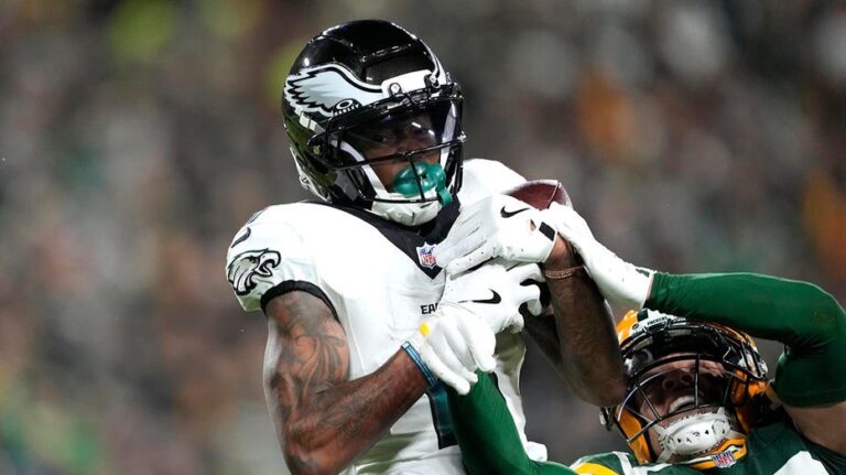 Тяжёлая победа Филадельфии над Грин Бей: третий подряд успех для «орлов»