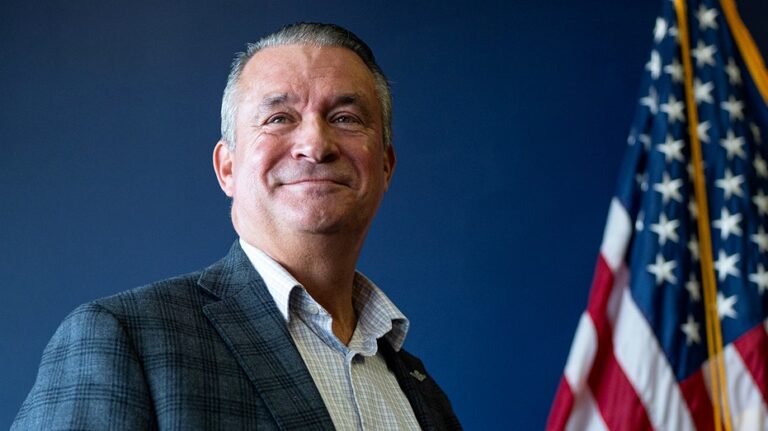 Почему десятки членов Конгресса США уходят в отставку и как это повлияет на будущие выборы