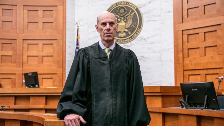 Министерство юстиции раскрывает роль Кристи Ном в тайных депортациях Venezuelans, усиливая конфликт с судом