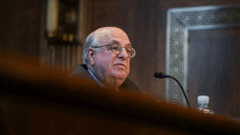 Судья, назначенный Рейганом, ушел в отставку в знак протеста против политики Трампа и предупреждает о угрозе верховенства закона