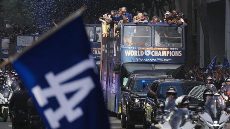 Итоги спортивных событий: рекордный зрительский интерес к World Series, звезды MLB и NFL, трансферы и аналитика