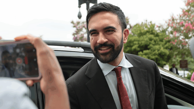 Социалистические лидеры откровенно поддерживают агитацию против Демократической партии, не боясь критики