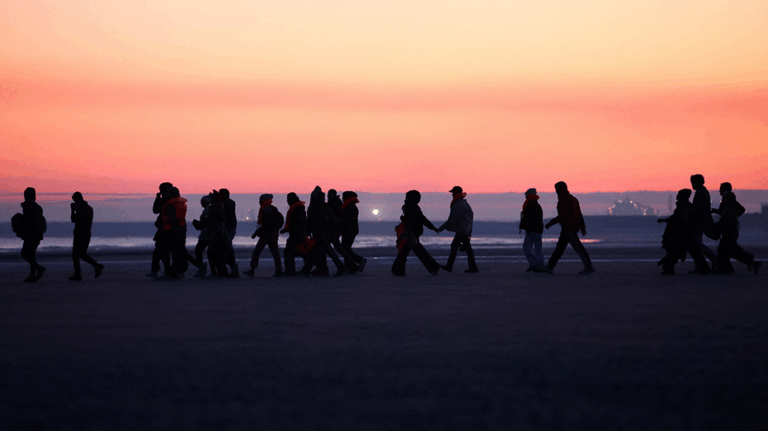 Великобритания вводит масштабные изменения в иммиграционную политику, сокращая права мигрантов и ужесточая условия получения убежища