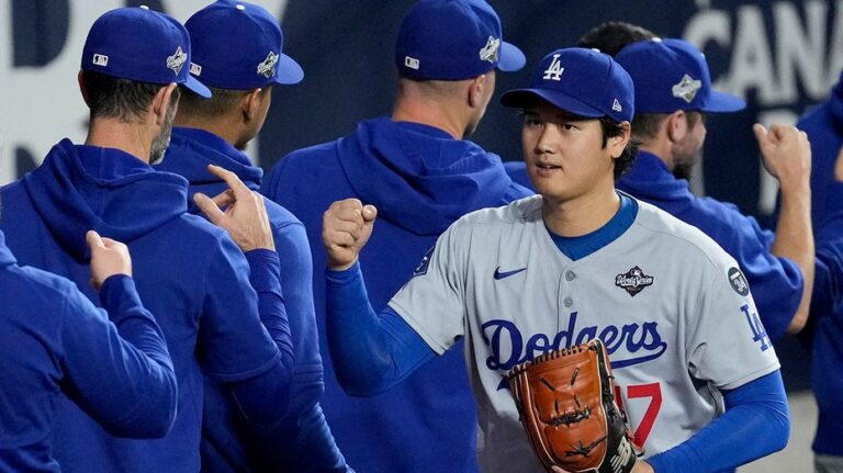 Shohei Ohtani прерывает 50-летнюю серию и вызывает овации, несмотря на гул болельщиков Торонто