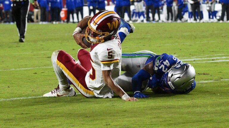 Травма руки Джейдена Дэниелса омрачила игру «Коммандерс» против «Сихокс»