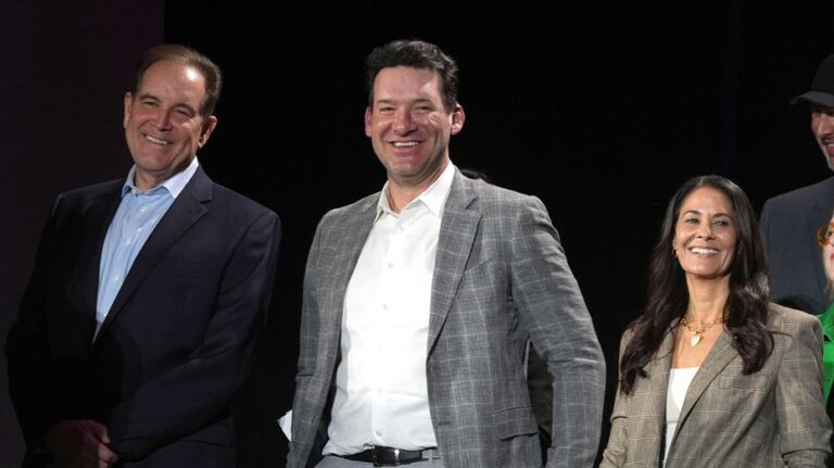 Неуклюжие звуки Тони Ромо во время трансляции NFL вызвали волну критики