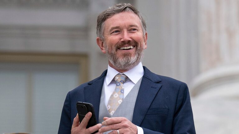 Конгрессмен Томас Мэсси шутит в ответ на критику Трампа, назвав его «Рэндом Полом-младшим»