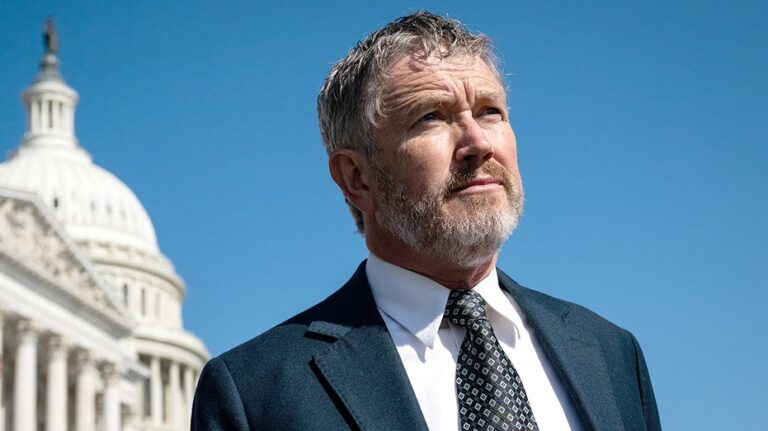 Томас Мэсси меняет риторику: от «Америка прежде всего» к «Только Америка» на фоне внутреннего раскола в республиканской партии