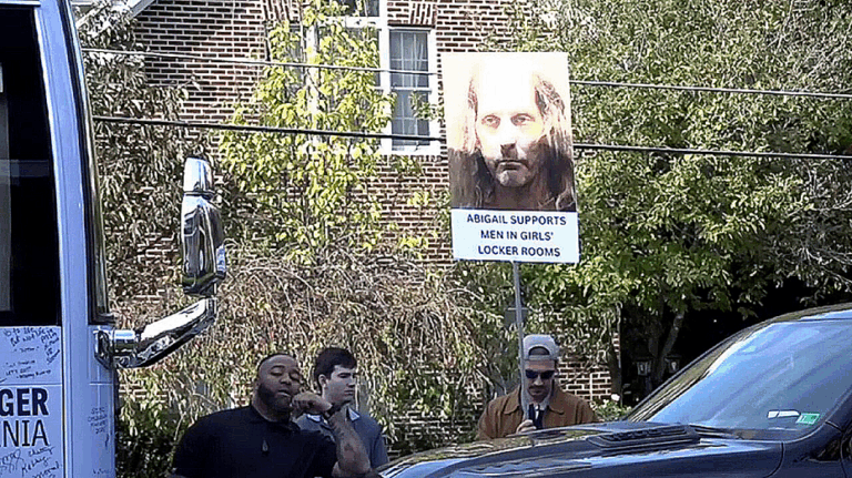 Провокация на митинге кандидата в Губернаторы Вирджинии: протестующий показал фотографию педофила, связанного с трансгендерами