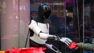 Илон Маск демонстрирует будущее, в котором роботы заменят человека во многих сферах жизни