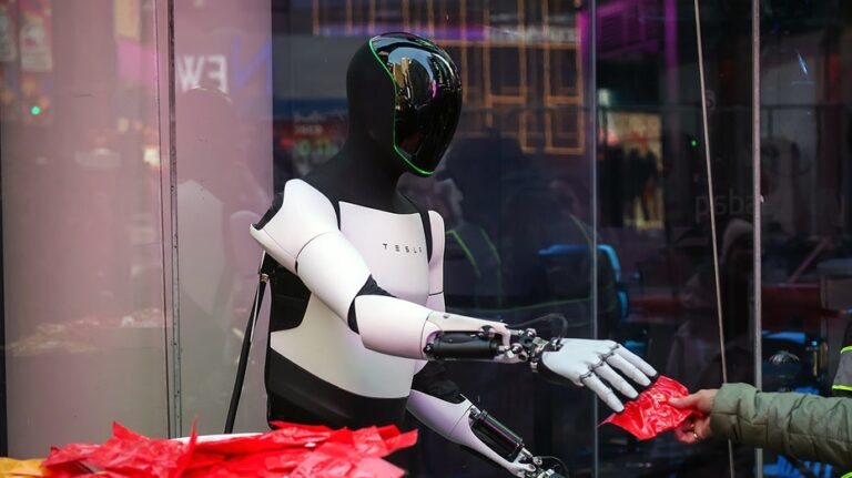 Илон Маск демонстрирует будущее, в котором роботы заменят человека во многих сферах жизни