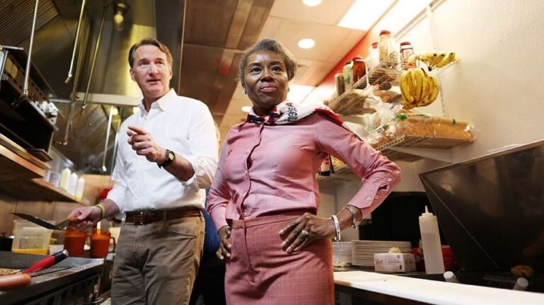 В финальном импульсе к избирателям: Вайнсом Эрл-Сирс лидирует в гонке за губернаторство Виргинии