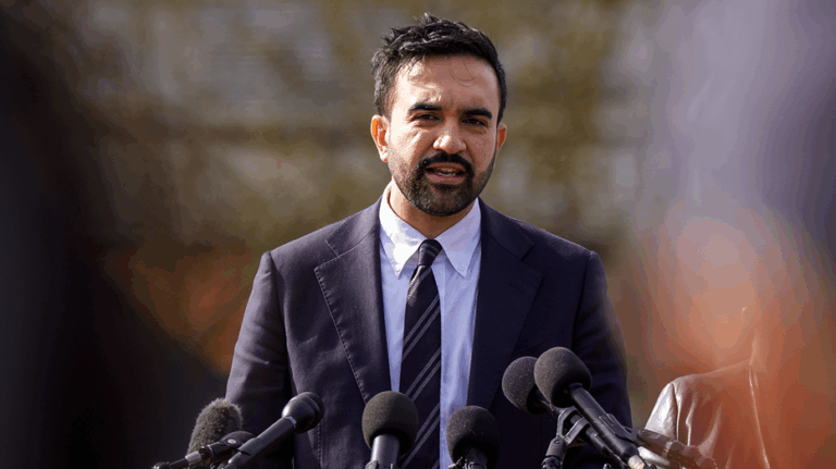 Скандал вокруг помощника мэр-electа Нью-Йорка Мамдани из-за антисемитских постов вызывает волну критики со стороны республиканцев