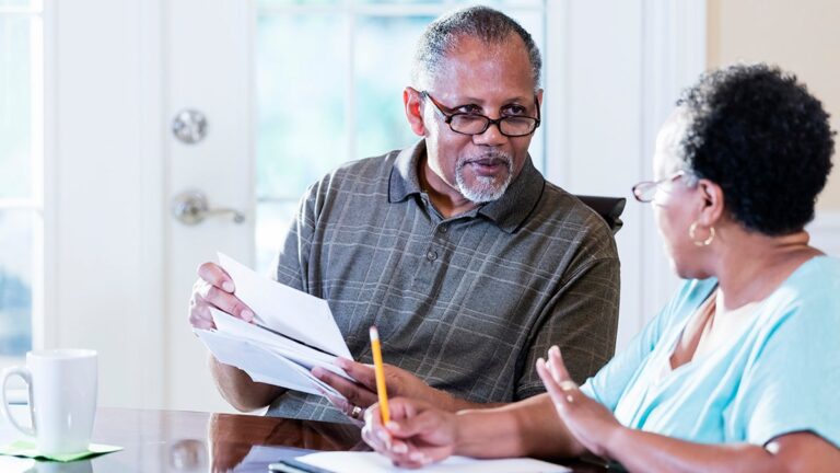 Почему мошенники открывают банковские счета на ваше имя и как защититься