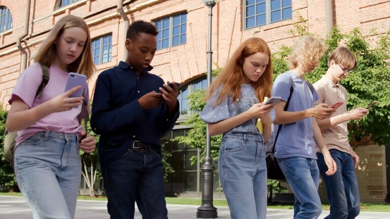 Почему родителям стоит подумать о задержке с приобретением смартфона для ребенка