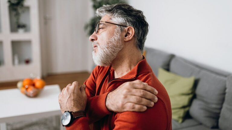Как изменение мышления помогает снизить хроническую боль: советы врача-психиатра
