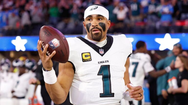 Необычная ошибка Джалена Херста: двойной turnover за один розыгрыш против «Чарджерс»