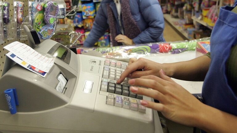 Искусственный интеллект борется с мошенничеством при возвратах во время праздничных покупок