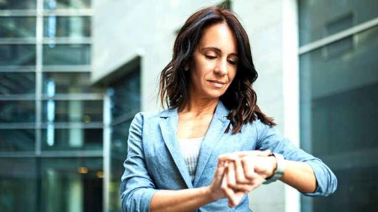 Почему постоянная опоздания может разрушать ваши отношения и как это исправить