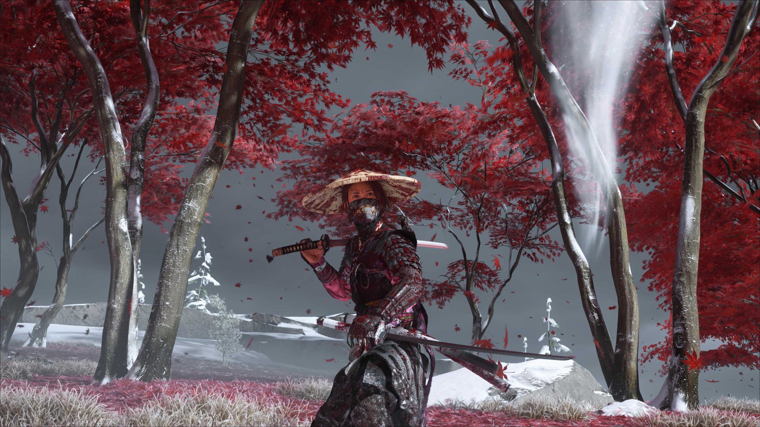 Ацу держит две катаны, на ней и на них кровь, перед деревьями с красными листьями и заснеженным пейзажем.
