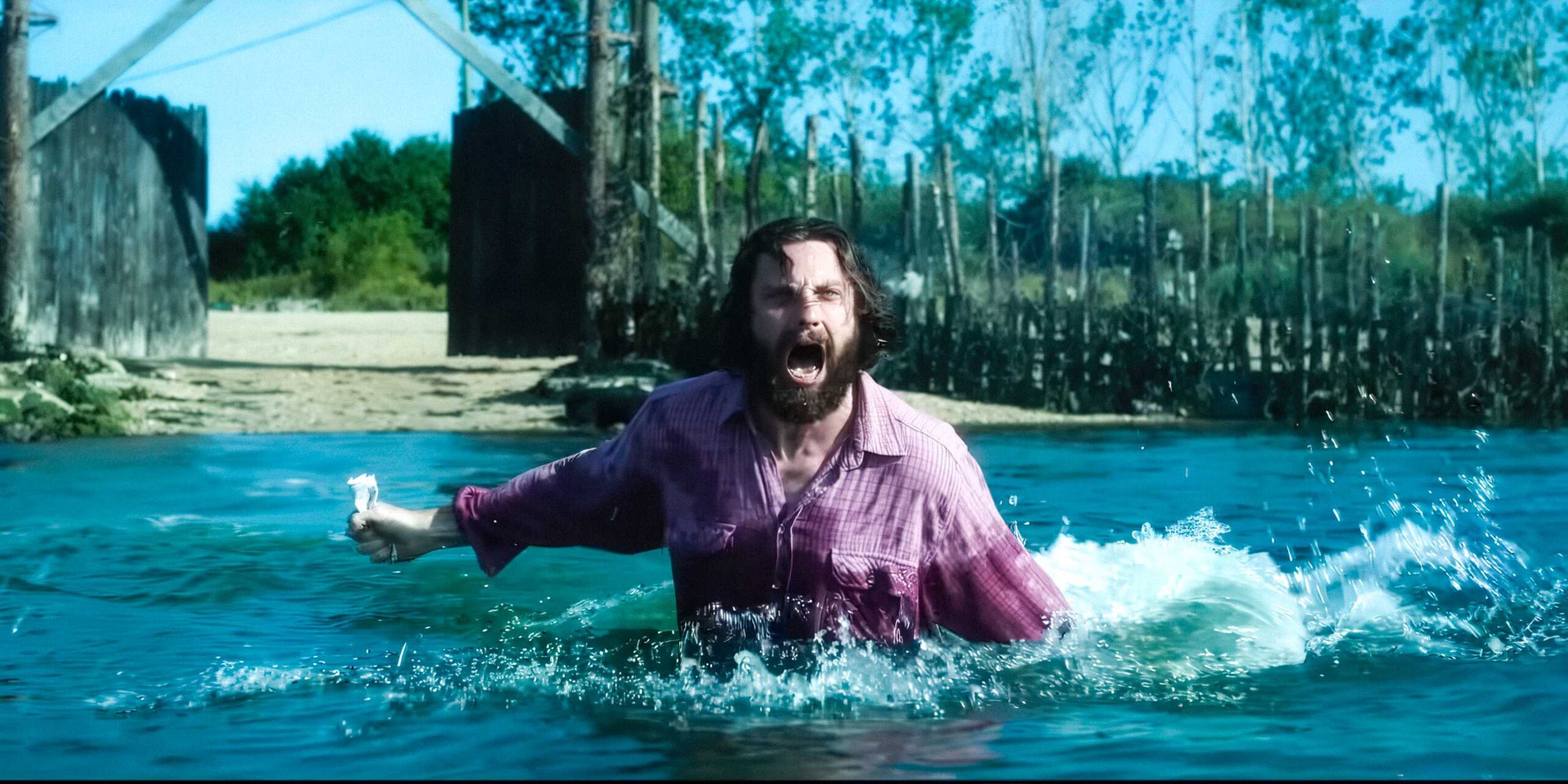 Аарон Тейлор-Джонсон в роли Джейми, бегущего в воду в "28 лет спустя"