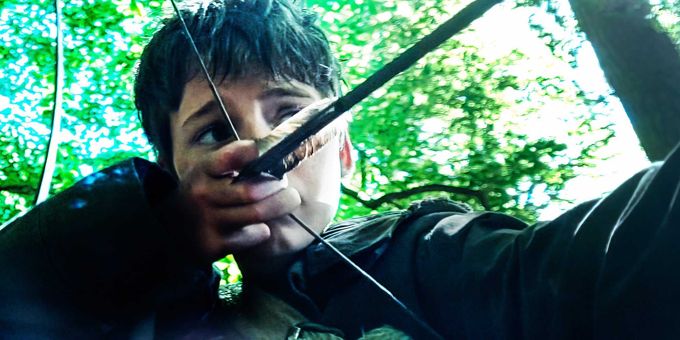 Альфи Уилльямс в роли Спайка, стреляющий из лука в фильме 28 Years Later