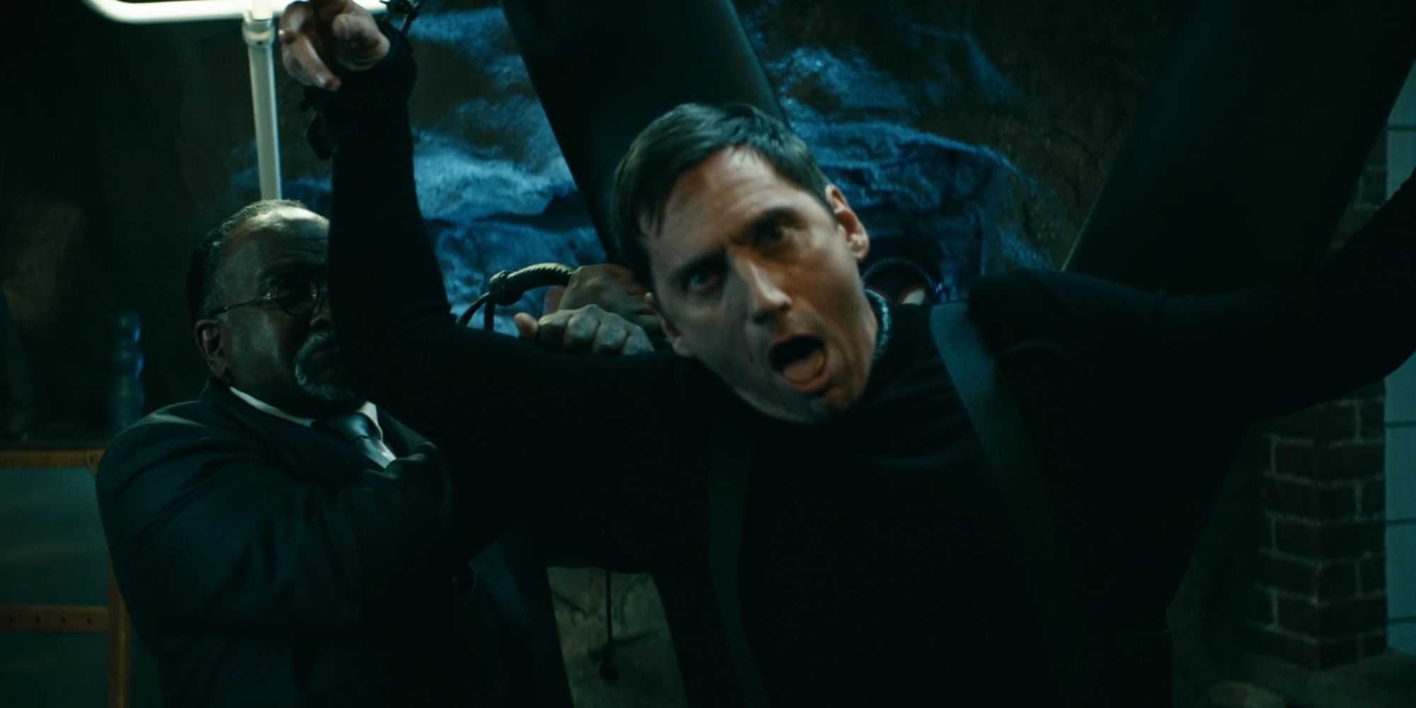 Дерек Уилсон, задушенный Элайджей (Тирон Бенскин) в роли Тека Найт в "The Boys"