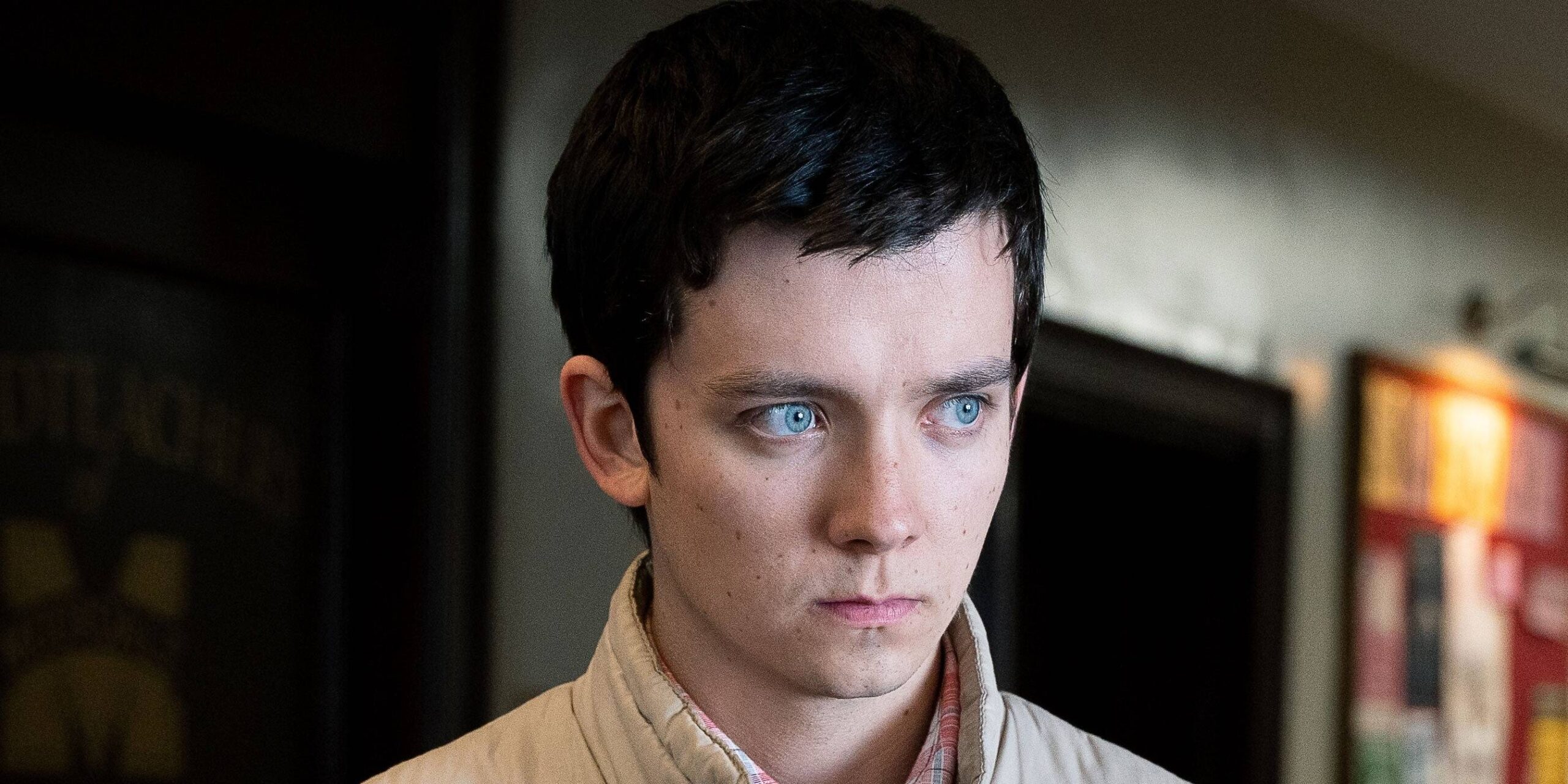 Отис Милберн, смотрящий в сторону в Sex Education