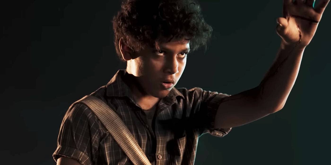 Ребенок поднимает руку в *Salaar: Перемирие*