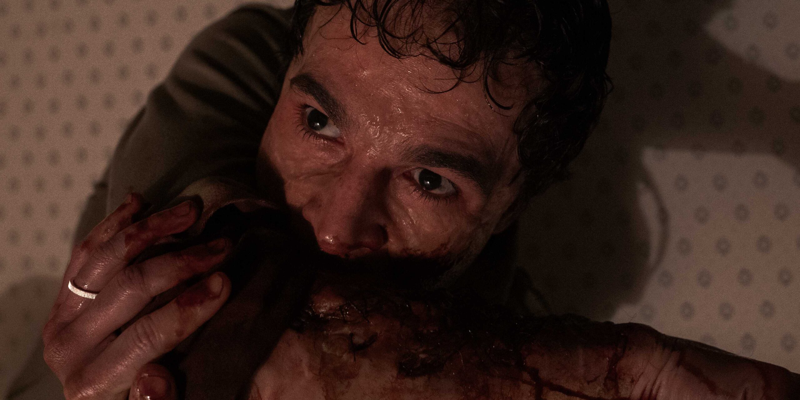 Крупный план Блейка, агрессивно кусающего свою собственную руку в фильме «Волк-человек»