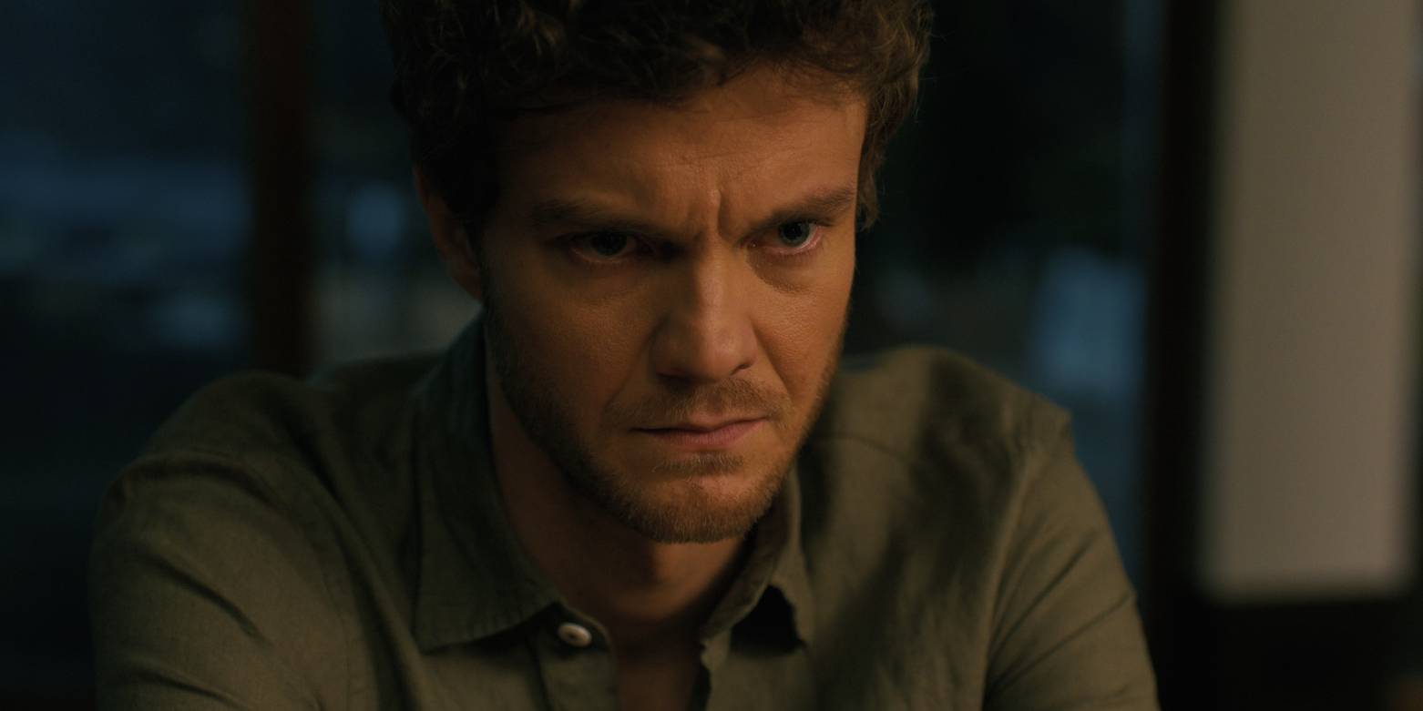 Крупный план Джека Кваида в роли Джоша с темным выражением лица в "*Companion*"