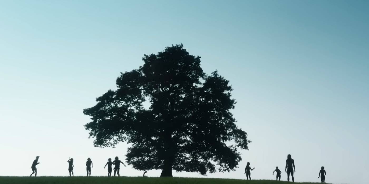 Группа зараженных, силуэты на вершине холма, освещенной деревом, из фильма "28 дней спустя"