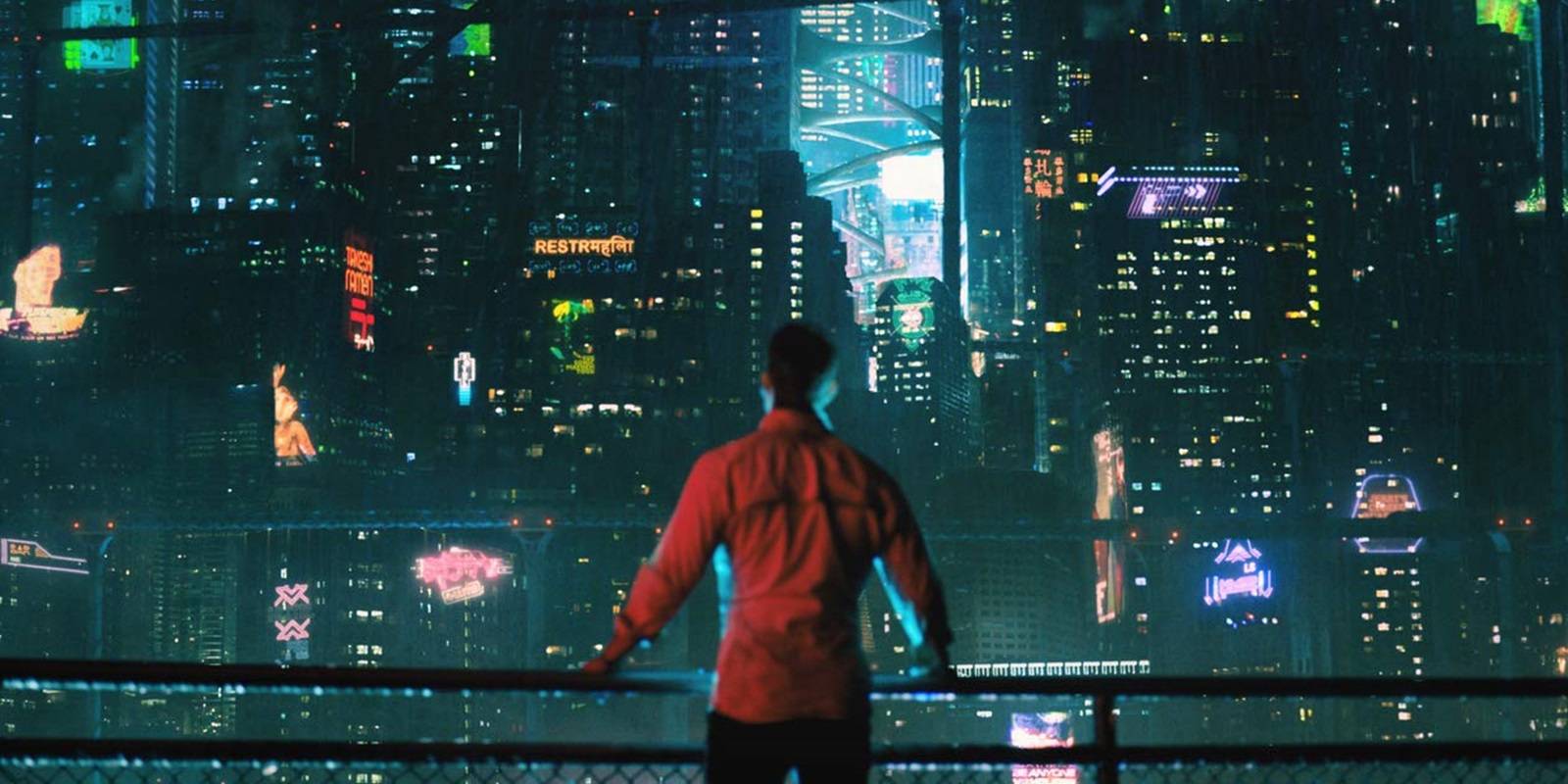 Такеши Ковакс со спины, смотрящий на город в Altered Carbon