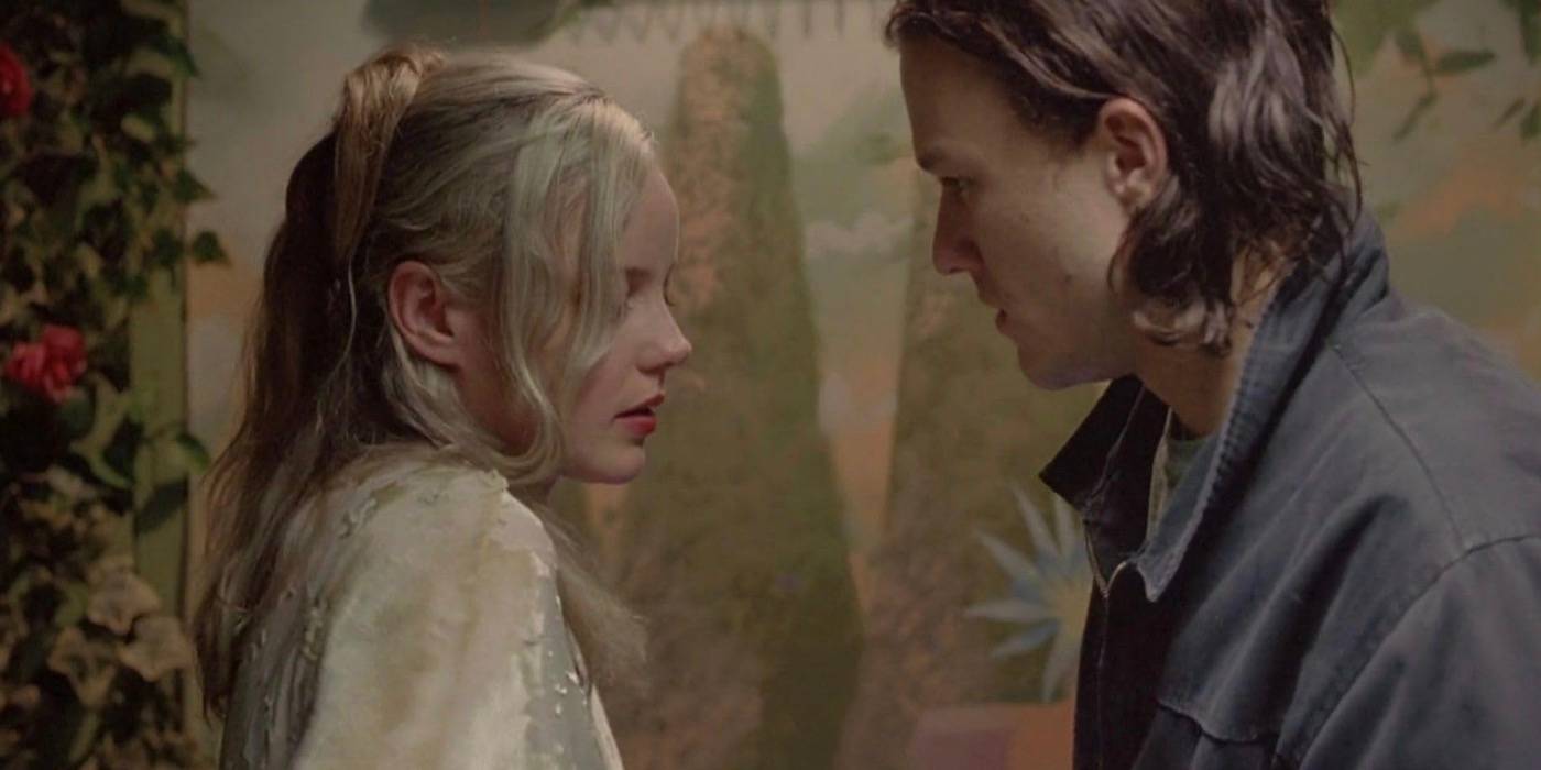 Кэнди и Дан стоят друг напротив друга во время разговора.