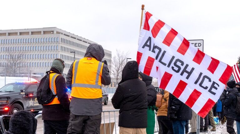 Миннесота под угрозой — хаос у церквей и обвинения в подстрекательстве со стороны власти и протестующих