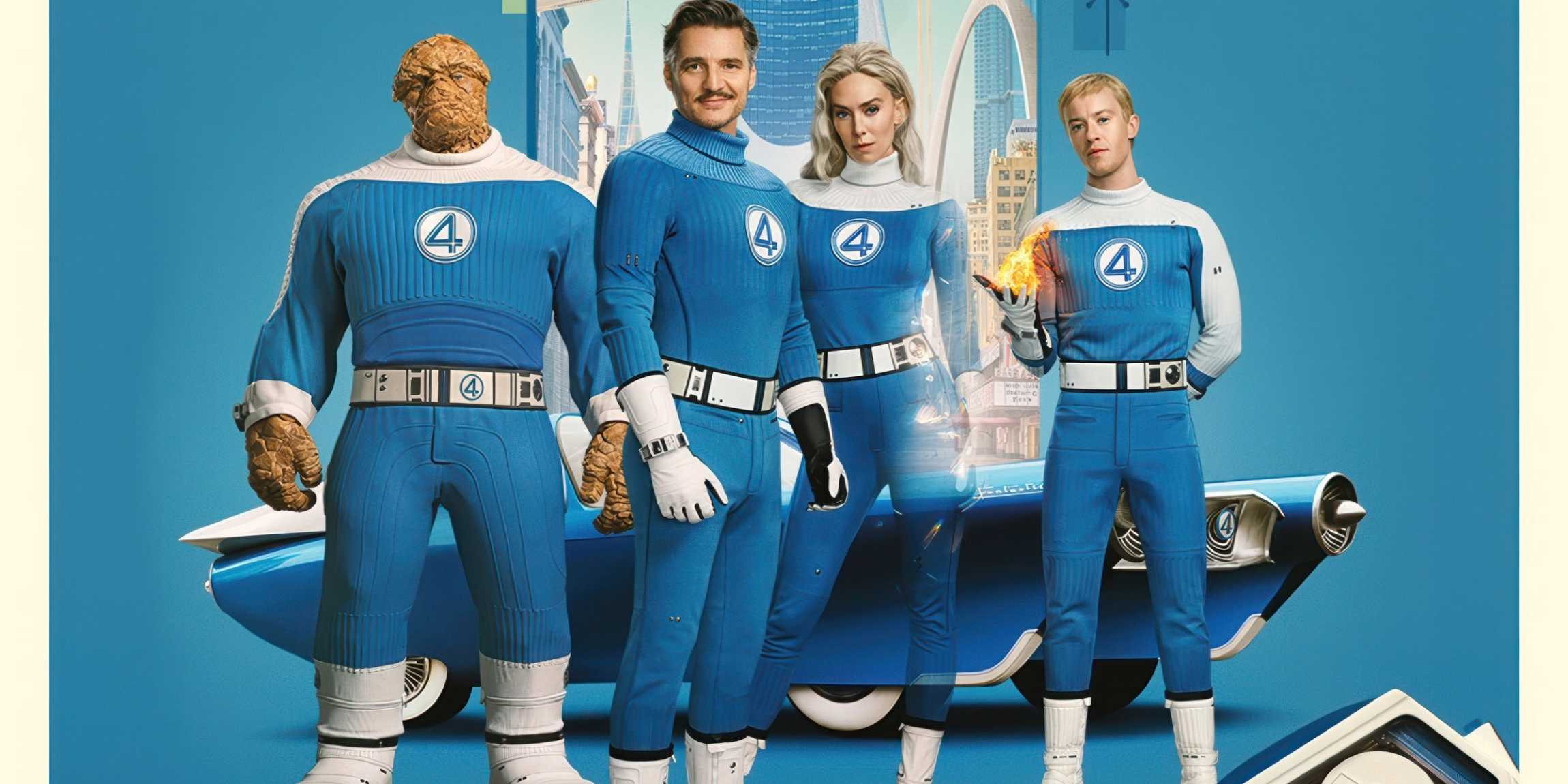 Актеры Fantastic Four из MCU, улыбающиеся и/или демонстрирующие свои силы перед Fantasticar и зданиями Нью-Йорка