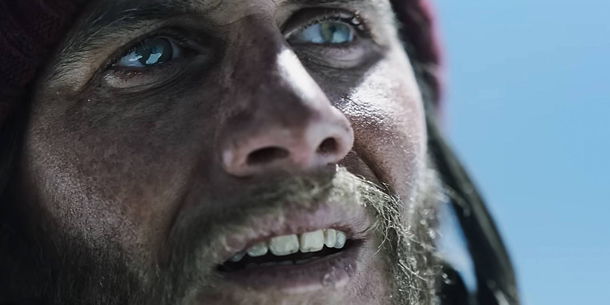 Агустин Парделла в роли Нандо Паррадо, смотрит вдаль в фильме "Общество снега"