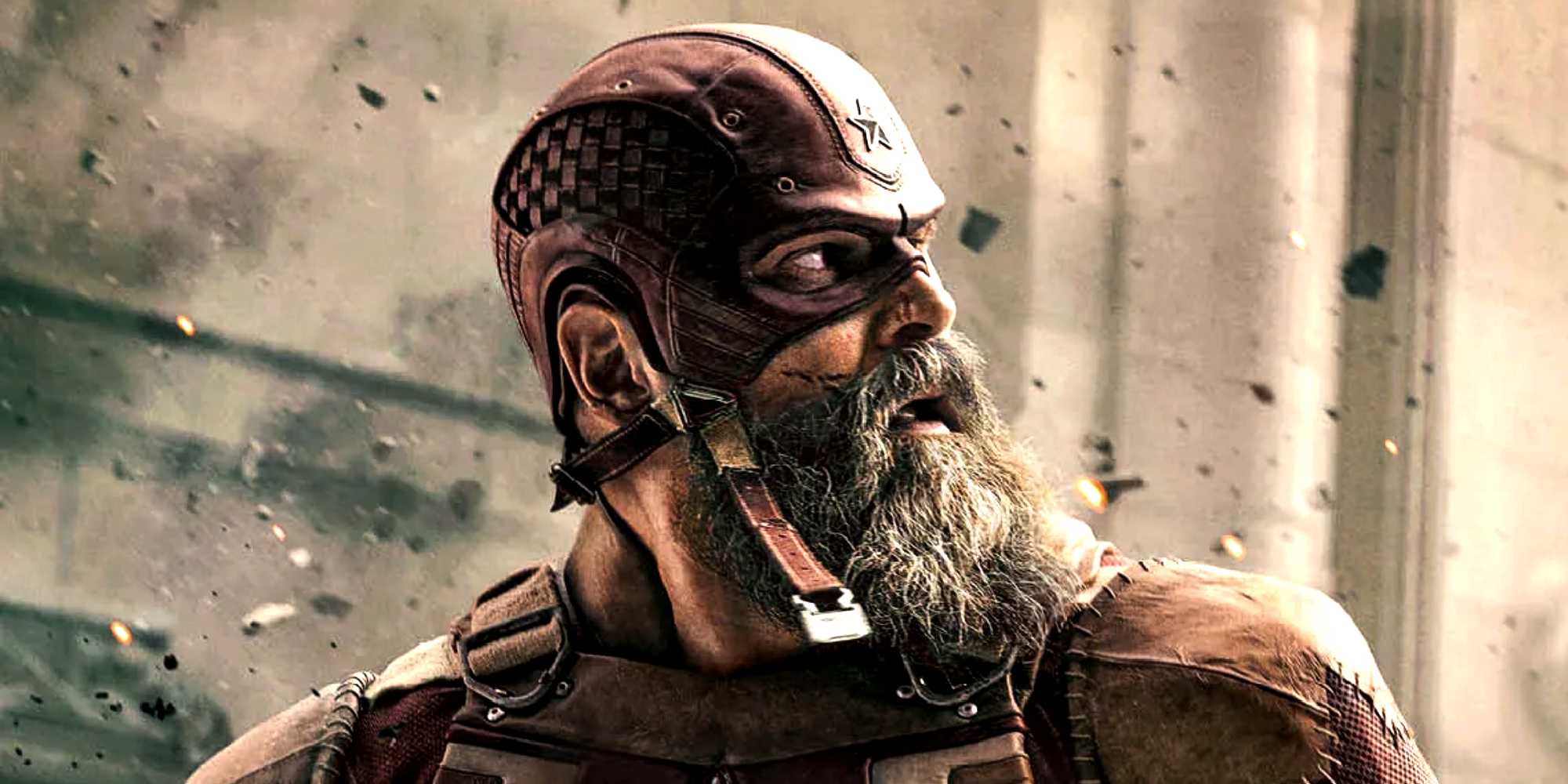 Алексей Шостаков, также известный как Красный Страж, смотрит в постер персонажа «Торнболтс»