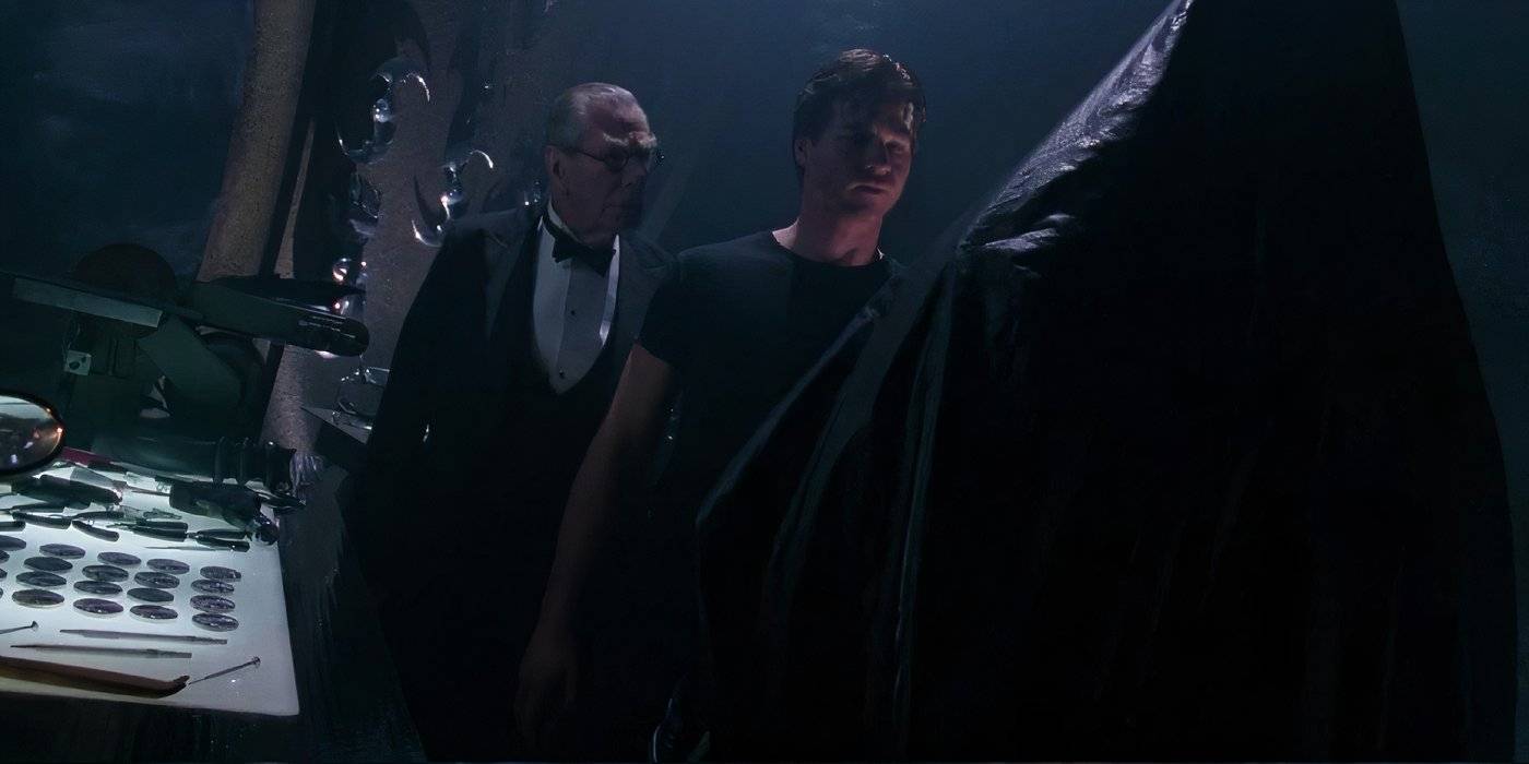 Альфред и Бэтмен в Бэт-каверне с монетами Two-Face в Batman Forever
