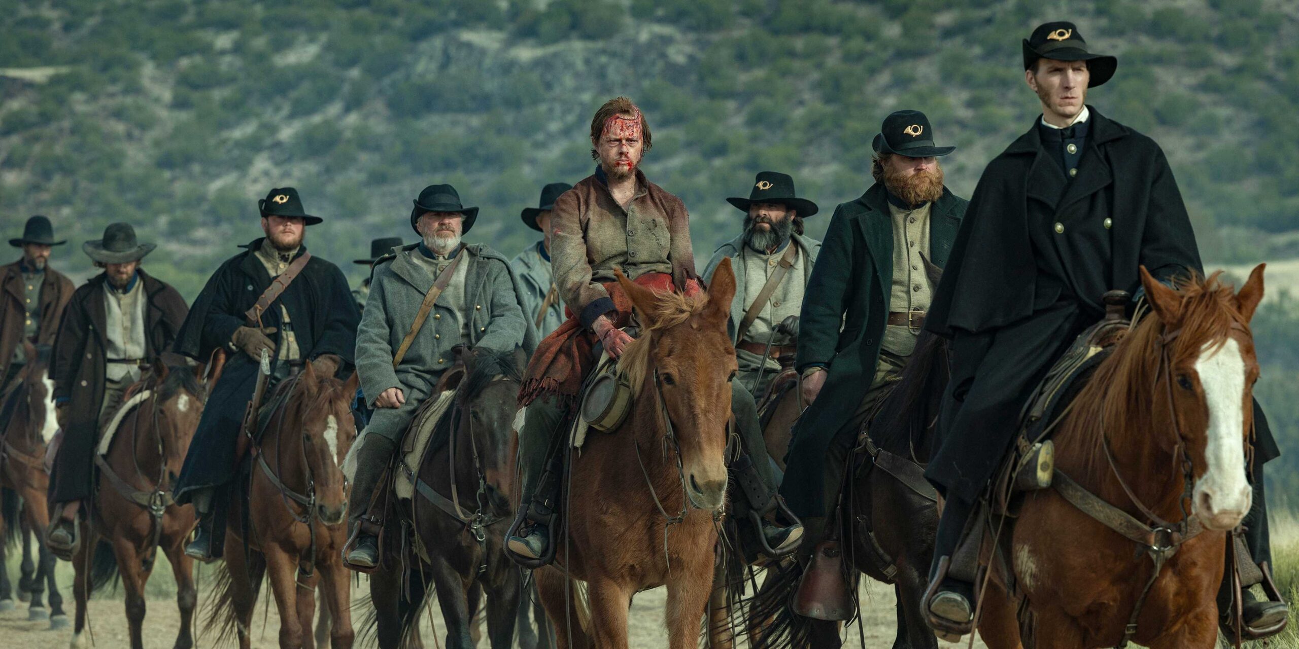 Дэн ДеХан едет на лошади как Джейкоб Пратт с мормонскими солдатами в American Primeval