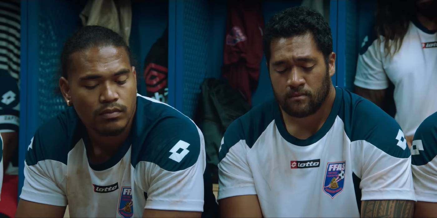 Крис Алосио смотрит на пол в фильме "Next Goal Wins"