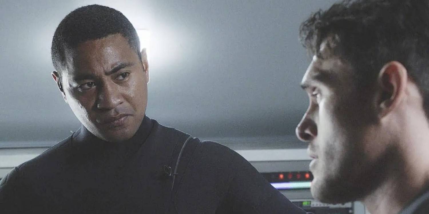 Изображение Belulah Koale, серьезно смотрящей в Hawaii Five-O