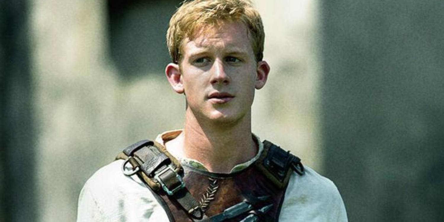 Изображение Бена, смотрящего на кого-то за кадром в *Бегущем в лабиринте*