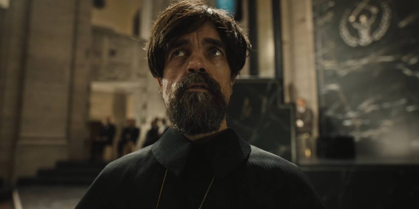 Изображение Кассы Хайбота, выражающего беспокойство в фильме "The Hunger Games: The Ballad of Songbirds and Snakes"