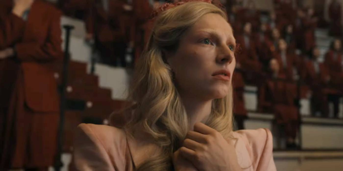 Изображение Хендер Шейфер, выглядящей обеспокоенной в фильме "Песнь соловьев и змей"