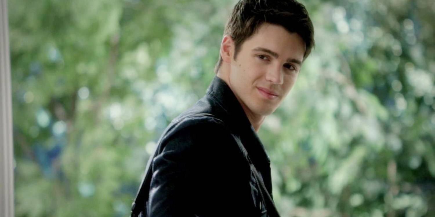 Изображение Джереми Гилберта, выглядящего серьезно в "Дневниках вампира"