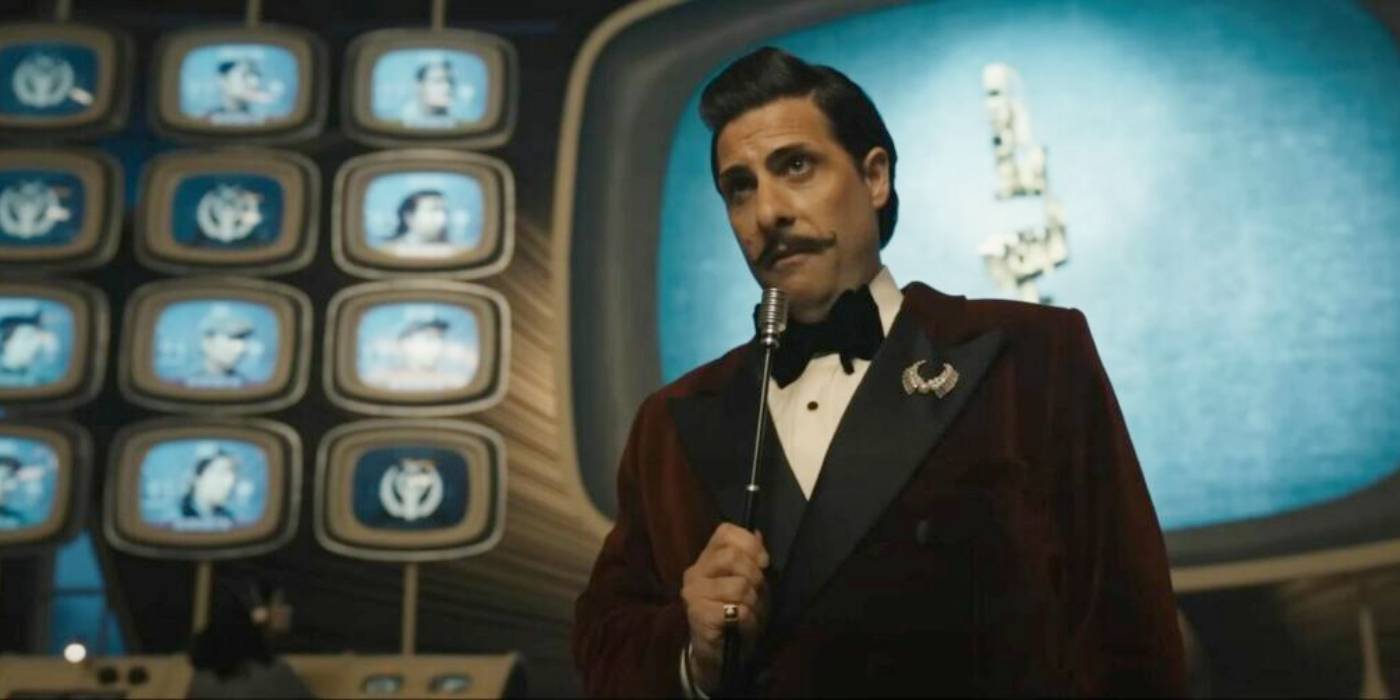 Изображение Лукретия Фликмена, говорящего в микрофон в фильме "Песнь соловьев и змей"