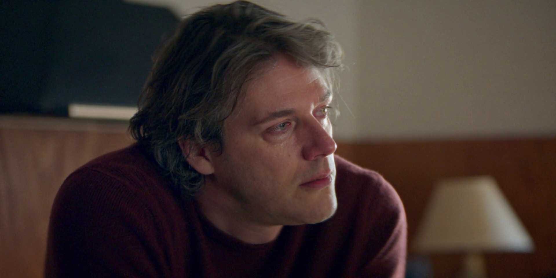 Самуэль (Самуэль Теис) выглядит печально во время спора в фильме "Анатомия падения"