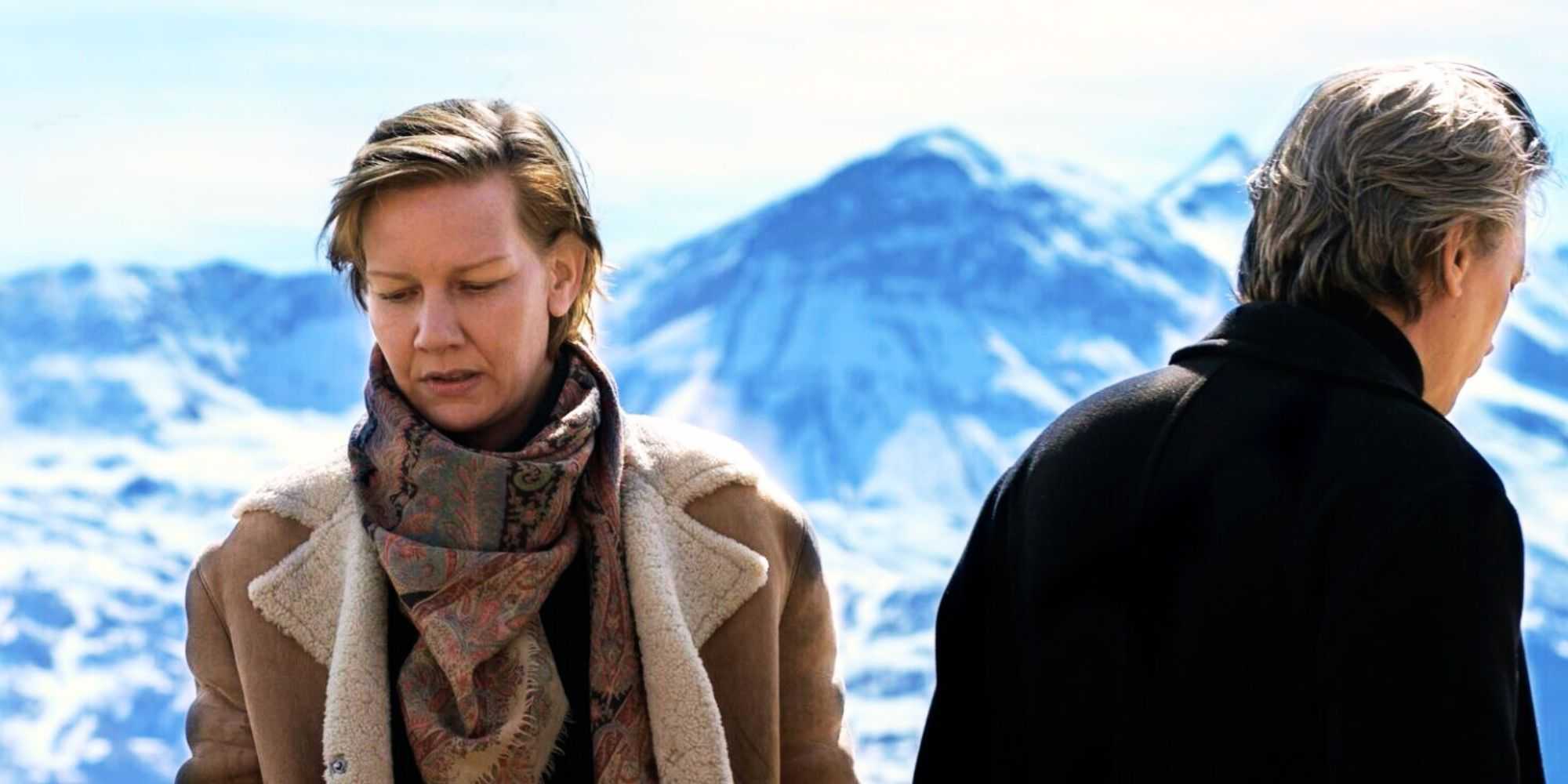 Сандра Хуллер из фильма "Anatomy of a Fall" перед горой