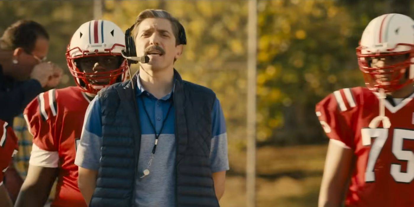 Эндрю Шулз в роли Чипа тренирует свою команду в фильме "The Underdoggs".